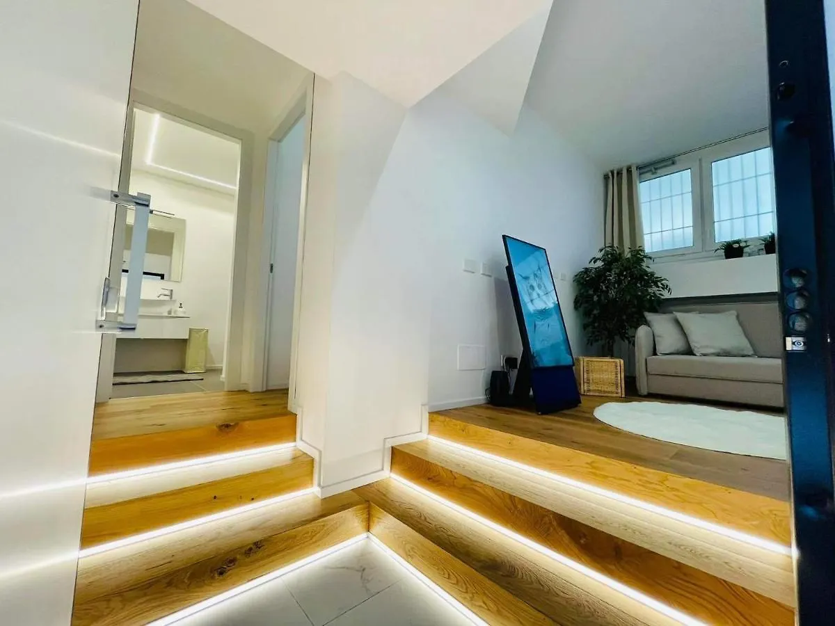 LED HOUSE CADORE - Bilocale zona Milano centro 0*,  Italia